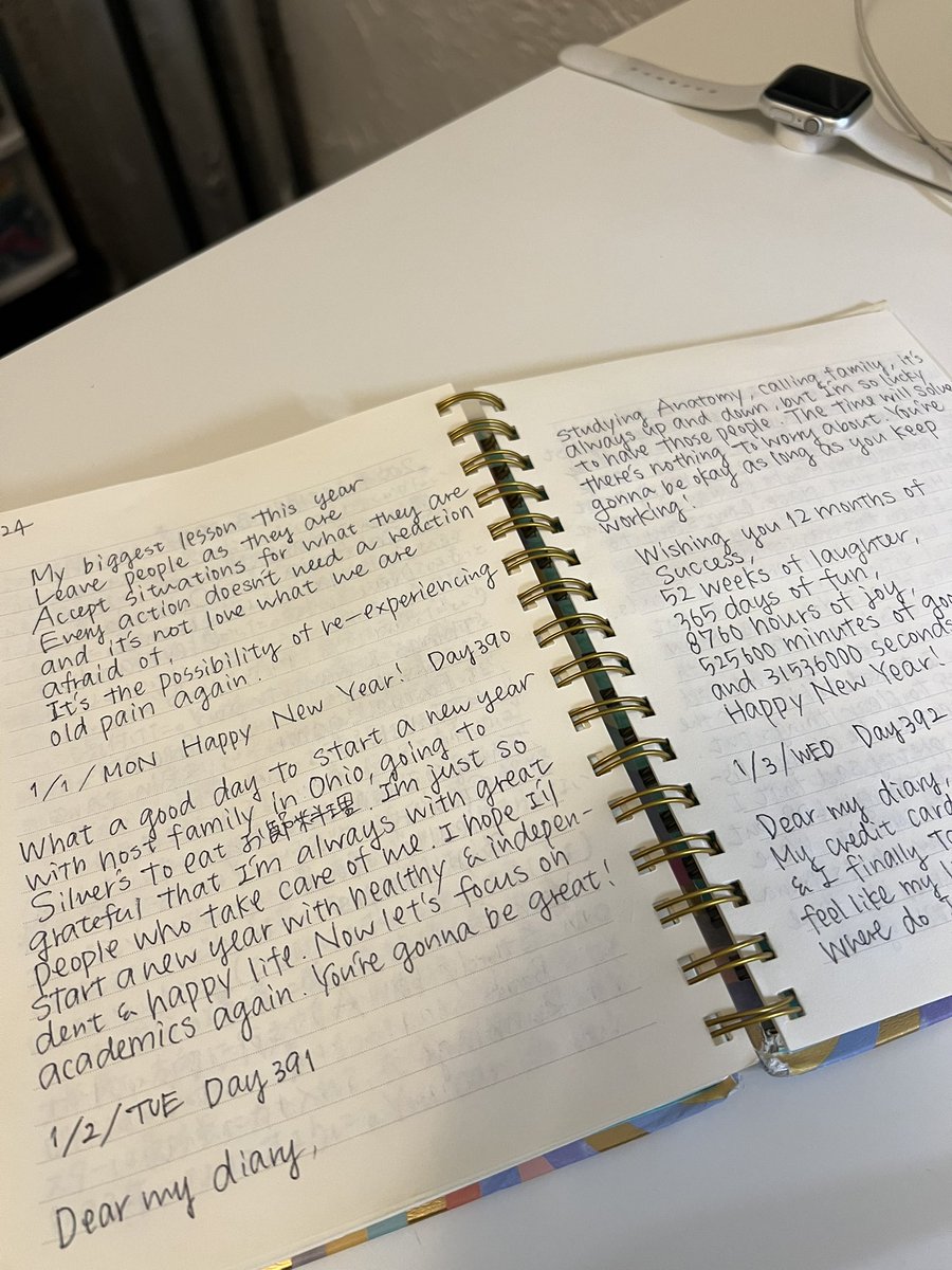 1月28日(日) 

アメリカ留学してから毎日欠かさず書いている日記が最後のページまで到達しました。

楽しい事も苦しい事も、自分の正直な気持ちが書かれているこの日記は私にとって大切なお守りです。

これからも毎日振り返りをしながら頑張ります✨