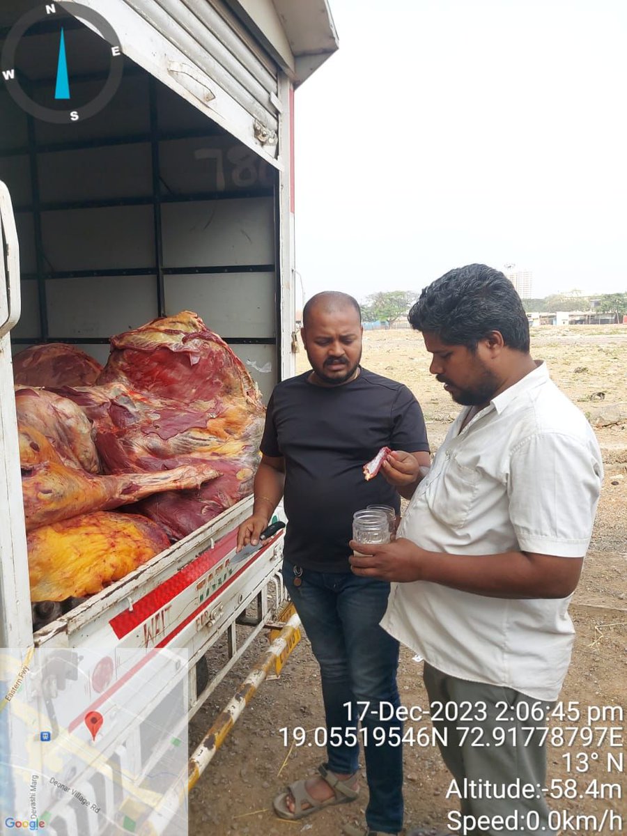 JagoJainJagore's tweet photo. શ્રી વર્ધમાન પરિવાર ની ટીમ ને ફરી એકવાર મળેલી જ્વલંત સફળતા.
     ગઈ કાલે રાત્રે કર્ણાટક બોર્ડર પર આપણી જીવદયા ટીમે 19000 કિલો ગૌમાંસ ભરેલી ટ્રક રાતના પકડી. ત્યાંની પોલીસ ના સહકાર થી આ રેડ પાડી, અને કર્ણાટક ની આજુબાજુ માં રેગ્યુલર ચાલતાં અવૈધ કતલખાના નો પર્દાફાશ કર્યો. ત્યાં થી https://t.co/uvZhOCsbxv