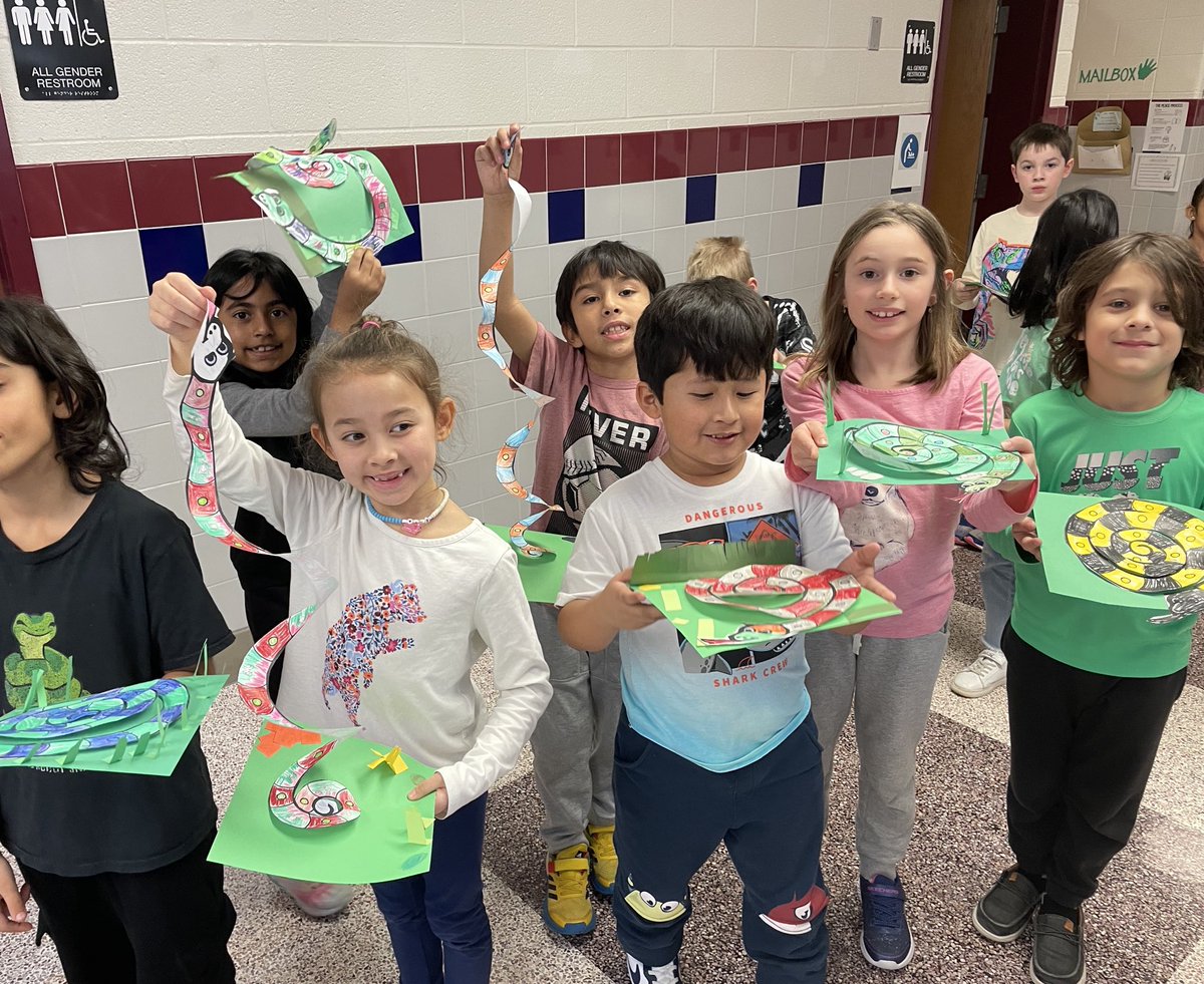 HorizonElem's tweet photo. 2nd graders show off their snakes they made in art class. Patterns in nature are cool! 🐍 https://t.co/AlbDaUL6hd