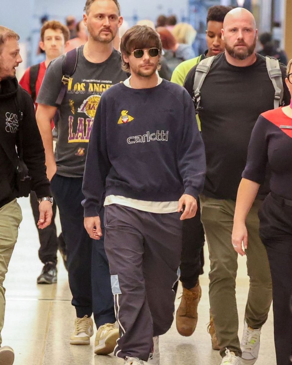 LouisMxMedia's tweet photo. Louis en el aeropuerto de Brisbane. 

📸: jaydensey https://t.co/YmF81dipAp