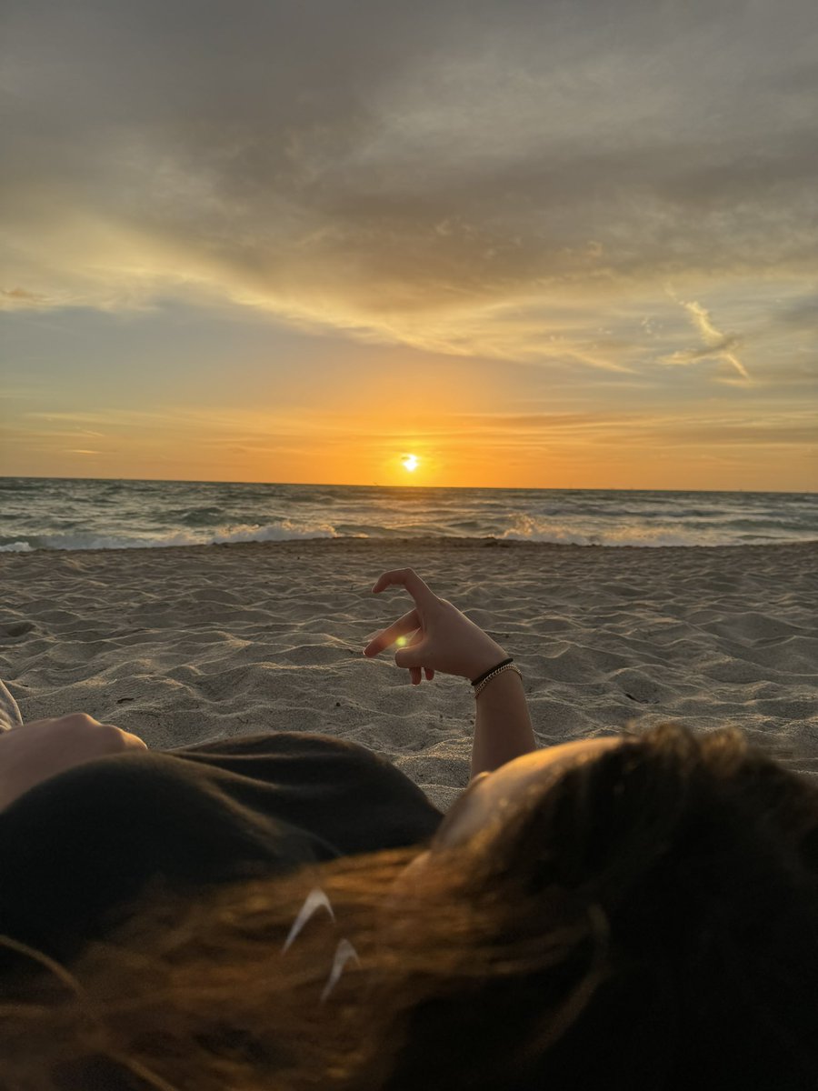 nonchalantmfs's tweet photo. get faded at night with my gf and ride it out till the morning sunrises 😌 https://t.co/Eva6ZT3am5