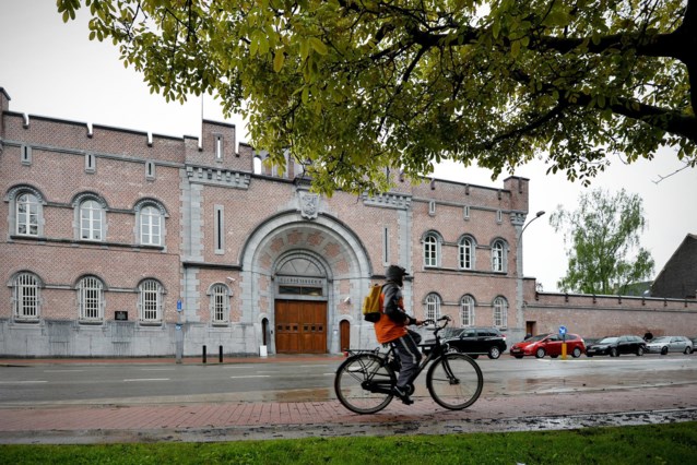 Problematiek van grondslapers laait opnieuw op in Gentse gevangenis, vakbonden dreigen met staking: “Zien escalatie van agressie” dlvr.it/T20z9l