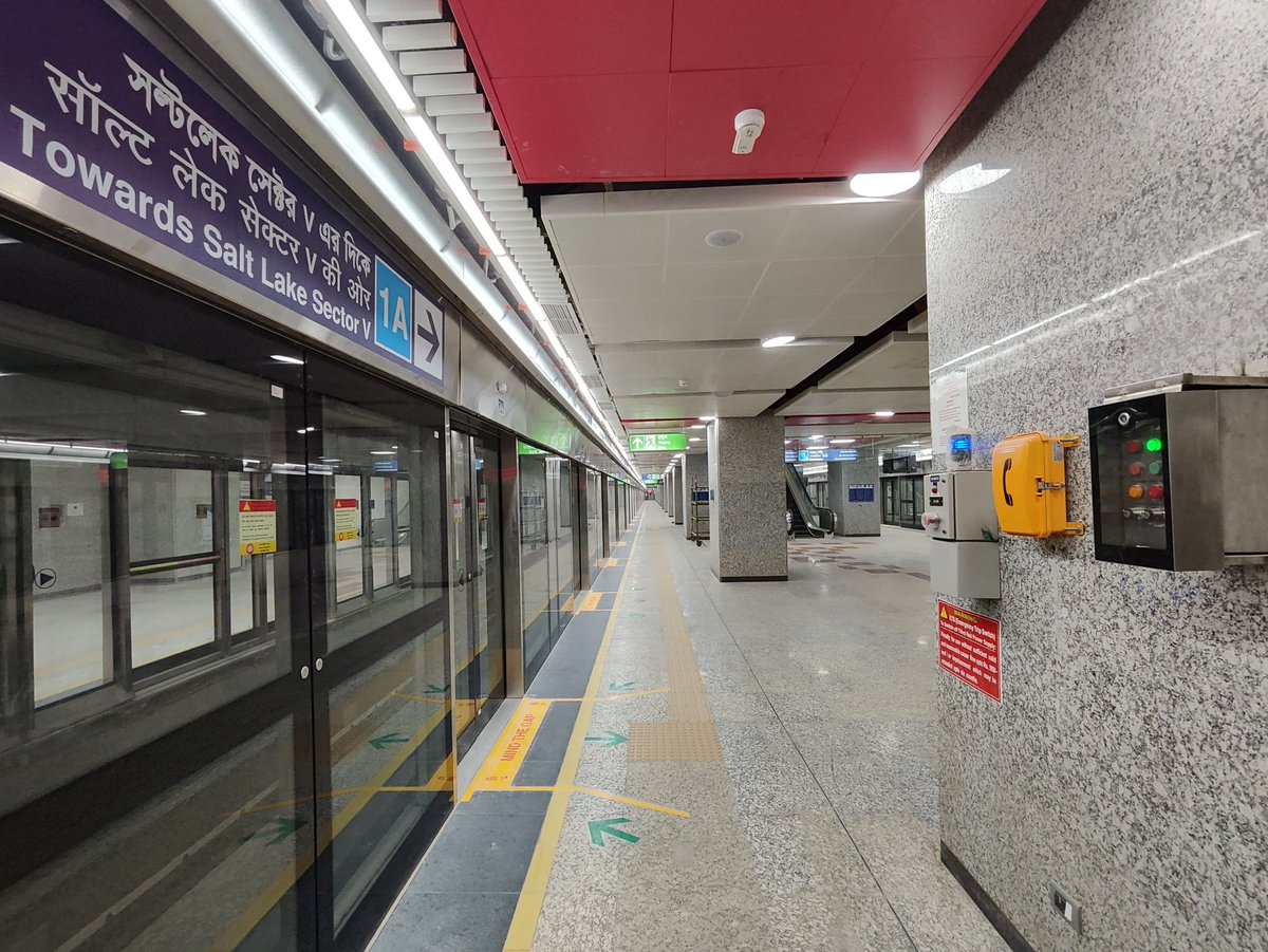 INDIASPROG98425's tweet photo. Take a look of the #beautiful #Howrah #Metro #station of #GreenLine. This station is soon going to be one of the #interchanging points with #EasternRailway.
#railinfra4westbengal
 #amarkolkatametro 
@cbdhage @KolkataInfra @TheBengalIndex @bengalwithrohit
PC: @metrorailwaykol https://t.co/FfPg70wA7x