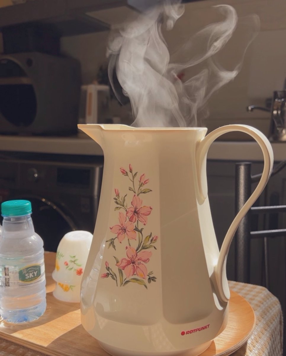 towsaad's tweet photo. لأمي بُعد رابع في كل شيء ، عندما تتحدث تطهو  ورائحة المكان بعدها ، تضفي لمسة على الاشياء تميزها وكأنها آلة زمن تعود بك لمكان وزمان آخر. 
واعتدت ان اقول على الخبز اللذيذ انه يشبه خبز امي ، وعلى القهوة الزكيّة كأنها قهوة أمي ، حتى العطور الجميلة التي تأخذ نفساً عميقاً بعدها تشبه رائحة أمي . 

ادرك جيدا ان امي لا ولن يشبهها  احد ولكن احب ان اطلق على الاشياء الجميلة " تشبه امي " كي تعطي تلك الاشياء الكمال 🤎