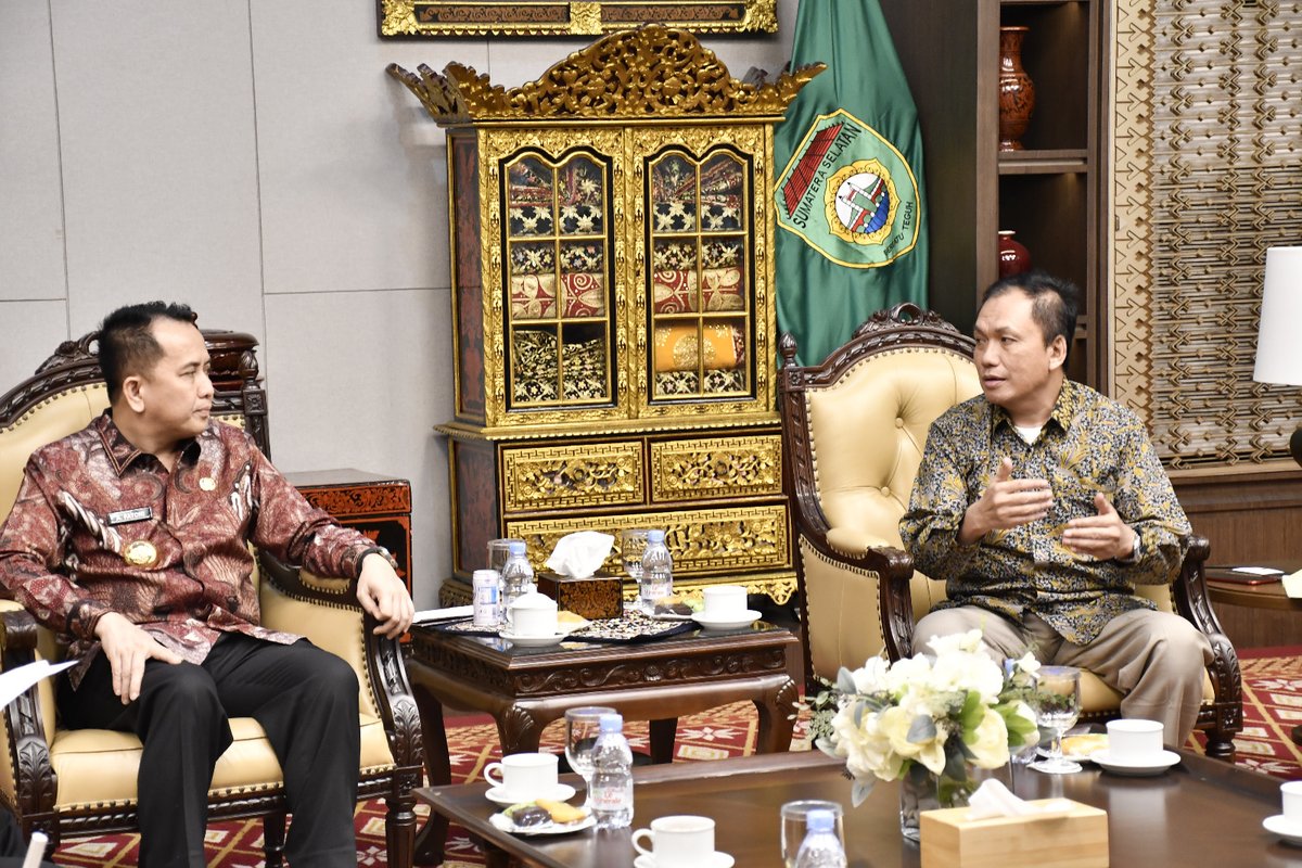 KPPU's tweet photo. Palembang (29/1) –Ketua Komisi Pengawas Persaingan Usaha (KPPU) M. Fanshurullah Asa bersama Komisioner Budi Joyo Santoso melanjutkan kunjungan kerja dan melakukan pertemuan dengan Penjabat (Pj) Gubernur Sumatera Selatan Agus Fatoni. Pertemuan berlangsung di Griya Agung Sumatera Selatan pada 28 Januari 2024. Dalam pertemuan, Ketua KPPU mengungkapkan pentingnya sinergi antara KPPU dengan Pemerintah Provinsi Sumatera Selatan, utamanya dalam mendorong persaingan usaha yang sehat dan pengawasan kemitraan UMKM di Provinsi Sumatera Selatan.