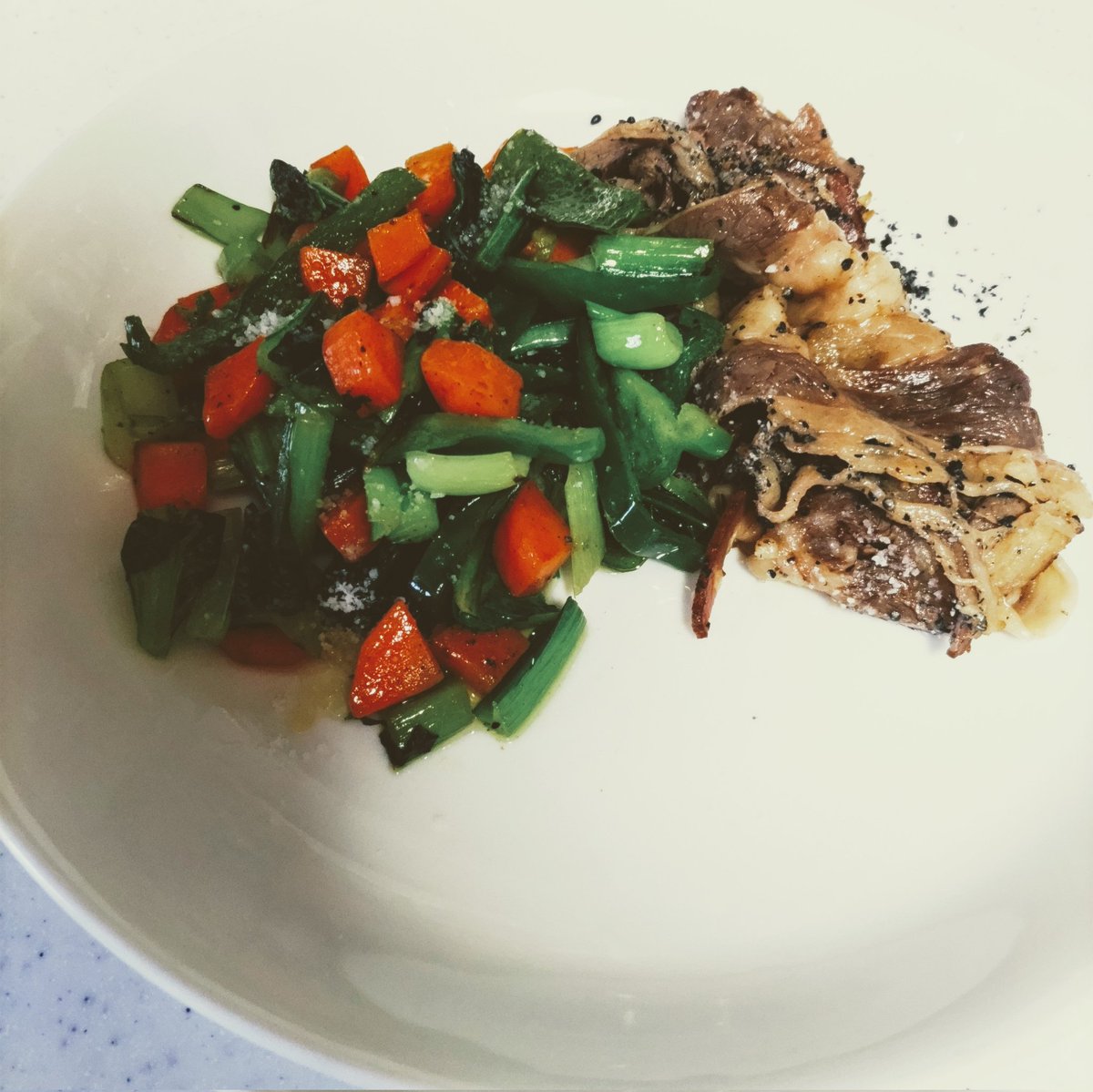 yokolab01's tweet image. 牛ベーコン 6切
小松菜、人参🥕、ピーマン🫑

ベーコンの脂で野菜を炒め、海塩、黒ごま、オリーブオイルを加える。海塩と野菜の甘みで、想定していたよりも美味しくできたよ😋