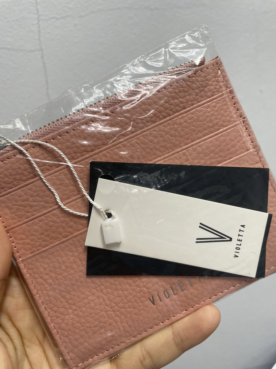 newnit2's tweet image. ขายกระเป๋าค่า เพิ่งแกะออกมายังไม่ได้ใช้เลยค่า  200 รวมส่ง สอบถามเพิ่มเติมได้เลยนะคะ #กระเป๋าหนังแท้ #กระเป๋าเงิน #Violetta