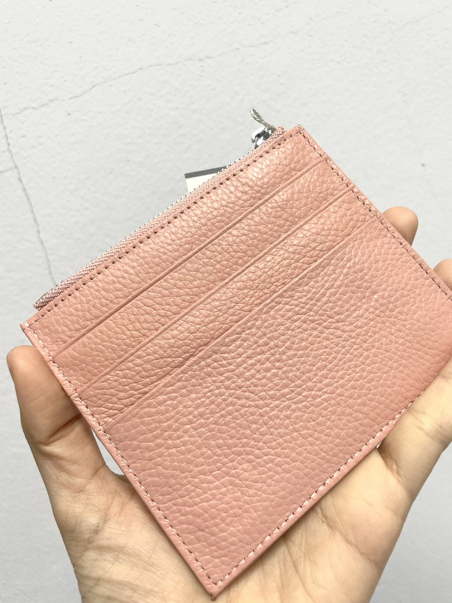 newnit2's tweet image. ขายกระเป๋าค่า เพิ่งแกะออกมายังไม่ได้ใช้เลยค่า  200 รวมส่ง สอบถามเพิ่มเติมได้เลยนะคะ #กระเป๋าหนังแท้ #กระเป๋าเงิน #Violetta