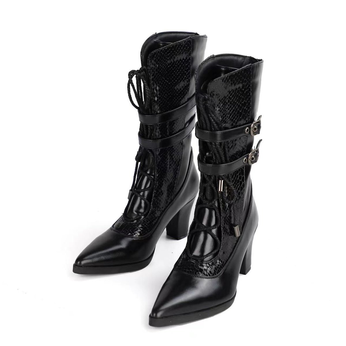 hoshibakoWorks's tweet image. 🌟新作紹介🌟

MODO モノクロの編み上げショートブーツ

スムースなフェイクレザーが美しいブーツ💫
カジュアルスタイルにもゴージャスな装いにもマッチする万能なブーツ👢
ヒールが分厚いので歩きやすい👣

通販及び店舗で販売中👠
※店舗は順次入荷します。
hoshibako.thebase.in/items/81397183