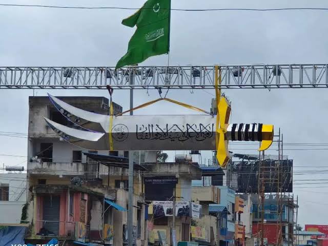 In Congress ruled Karnataka, Islamic flag allowed but Saffron flag not allowed

One thing is confirmed
Congress and Hindu Dharma both can't exist together. 

If Congress remains, Hindu dharma has to die
If Hindu dharma remains then Congress has to die…..