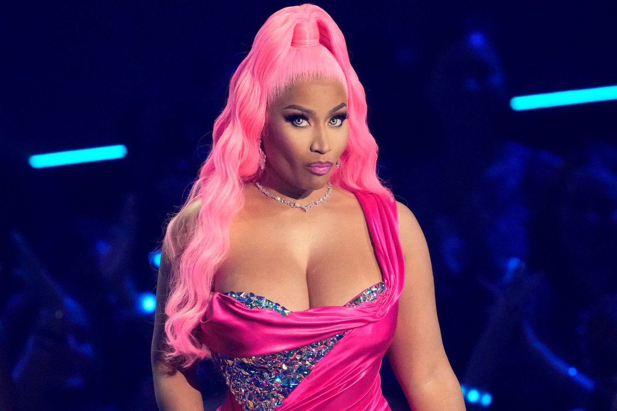 bchartsnet's tweet photo. Em trechos da música "Big Foot", Nicki Minaj solta baixarias sobre Megan Thee Stallion:

“Como você transa com o homem de sua mãe quando ela morre?”

“Pé grande, mas você ainda é um peixe pequeno / Jurando por sua mãe morta quando mente”

• A mãe de Megan morreu de câncer com um tumor cerebral em 2019. Nicki debocha de situação e acusa Megan de ser mentirosa e de ter pegado o namorado de sua mãe falecida.

“C*dela, é melhor você parar com o diálogo / Antes que eu ligue e compre seu catálogo”

• Nicki ameaça comprar catálogo musical de Megan, que deixou a gravadora 1501 Certified Entertainment após enfrentar batalha na Justiça por 3 anos e finalmente conseguir um acordo em outubro de 2023. Atualmente, Megan é uma artista independente.

“Falando sobre a lei de Megan / Por uma batida grátis, você poderia f*der Megan no pelo / Se você é um escritor fantasma, Pardi na mandíbula de Megan”

• Nicki defende seu marido condenado por abuso sexual falando sobre a “lei Megan” citada no single “HISS” da rival. Ela também acusa Megan de ter se envolvido com ghost-writers.

“Tiros foram disparados, mas eu ainda não deixei Megan marcar”

“P*rra, você levou um tiro sem cicatriz?”

• Muitos trolls na internet duvidaram que Megan havia de fato levado um tiro do agora condenado Tory Lanez. A rapper teve que postar uma foto do ferimento aberto em seu pé no Instagram na época (2020). Nicki debocha do tiro que ela levou.

“Eles lhe deram todos os Grammys, mas seu flow ainda é um não?!?!!”

• Nicki fala sobre os 3 Grammys que Megan ganhou e debocha do flow da cavalona.