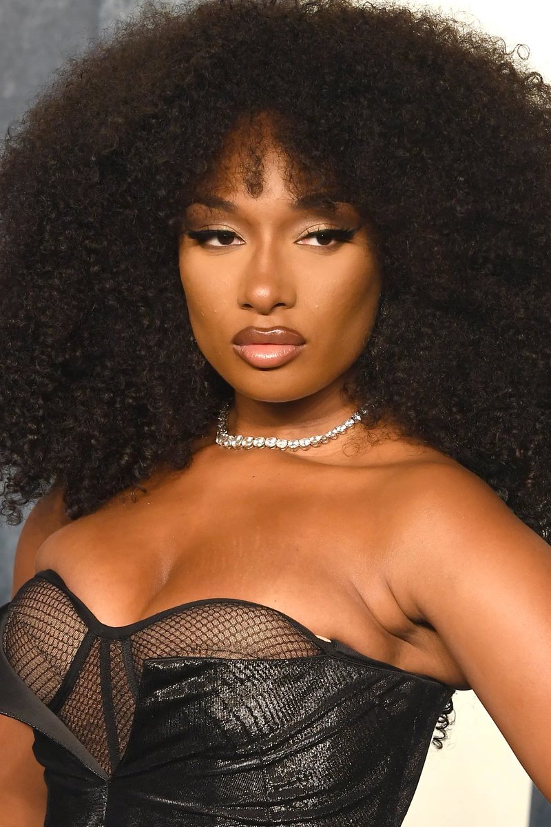 bchartsnet's tweet photo. Em trechos da música "Big Foot", Nicki Minaj solta baixarias sobre Megan Thee Stallion:

“Como você transa com o homem de sua mãe quando ela morre?”

“Pé grande, mas você ainda é um peixe pequeno / Jurando por sua mãe morta quando mente”

• A mãe de Megan morreu de câncer com um tumor cerebral em 2019. Nicki debocha de situação e acusa Megan de ser mentirosa e de ter pegado o namorado de sua mãe falecida.

“C*dela, é melhor você parar com o diálogo / Antes que eu ligue e compre seu catálogo”

• Nicki ameaça comprar catálogo musical de Megan, que deixou a gravadora 1501 Certified Entertainment após enfrentar batalha na Justiça por 3 anos e finalmente conseguir um acordo em outubro de 2023. Atualmente, Megan é uma artista independente.

“Falando sobre a lei de Megan / Por uma batida grátis, você poderia f*der Megan no pelo / Se você é um escritor fantasma, Pardi na mandíbula de Megan”

• Nicki defende seu marido condenado por abuso sexual falando sobre a “lei Megan” citada no single “HISS” da rival. Ela também acusa Megan de ter se envolvido com ghost-writers.

“Tiros foram disparados, mas eu ainda não deixei Megan marcar”

“P*rra, você levou um tiro sem cicatriz?”

• Muitos trolls na internet duvidaram que Megan havia de fato levado um tiro do agora condenado Tory Lanez. A rapper teve que postar uma foto do ferimento aberto em seu pé no Instagram na época (2020). Nicki debocha do tiro que ela levou.

“Eles lhe deram todos os Grammys, mas seu flow ainda é um não?!?!!”

• Nicki fala sobre os 3 Grammys que Megan ganhou e debocha do flow da cavalona.