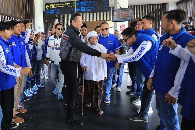 PDemokrat's tweet photo. Kemarin pagi Ketua Umum Partai Demokrat Agus Harimurti Yudhoyono (AHY) berkegiatan di Yogyakarta dan sore harinya mendampingi Pak @prabowo di Semarang. Hari ini (29/1) AHY langsung ke pintunya Pulau Jawa, Bumi Blambangan, Banyuwangi, Jawa Timur. https://t.co/PRLbX5cIdj