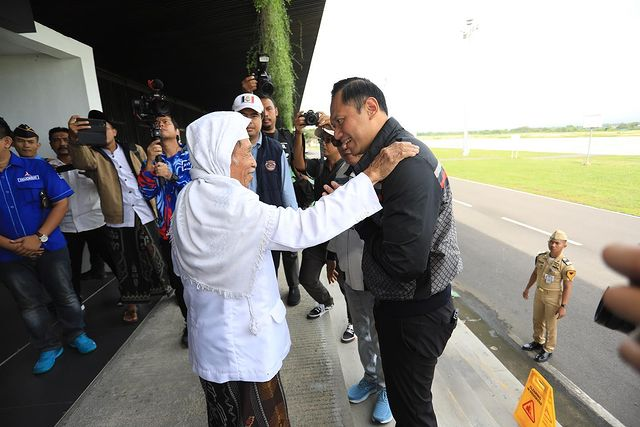 PDemokrat's tweet photo. Kemarin pagi Ketua Umum Partai Demokrat Agus Harimurti Yudhoyono (AHY) berkegiatan di Yogyakarta dan sore harinya mendampingi Pak @prabowo di Semarang. Hari ini (29/1) AHY langsung ke pintunya Pulau Jawa, Bumi Blambangan, Banyuwangi, Jawa Timur. https://t.co/PRLbX5cIdj