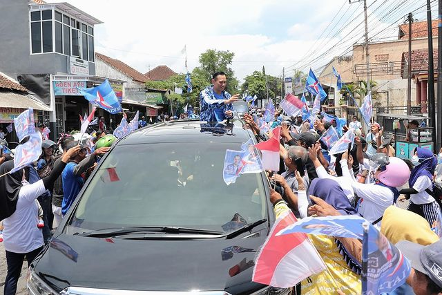 PDemokrat's tweet photo. Kemarin pagi Ketua Umum Partai Demokrat Agus Harimurti Yudhoyono (AHY) berkegiatan di Yogyakarta dan sore harinya mendampingi Pak @prabowo di Semarang. Hari ini (29/1) AHY langsung ke pintunya Pulau Jawa, Bumi Blambangan, Banyuwangi, Jawa Timur. https://t.co/PRLbX5cIdj