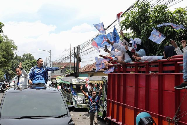 PDemokrat's tweet photo. Kemarin pagi Ketua Umum Partai Demokrat Agus Harimurti Yudhoyono (AHY) berkegiatan di Yogyakarta dan sore harinya mendampingi Pak @prabowo di Semarang. Hari ini (29/1) AHY langsung ke pintunya Pulau Jawa, Bumi Blambangan, Banyuwangi, Jawa Timur. https://t.co/PRLbX5cIdj