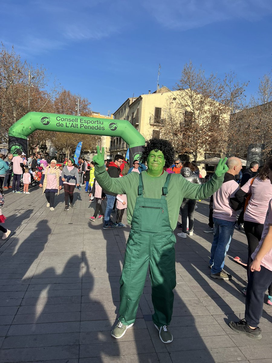 evacasan's tweet photo. Gran dia d’esport familiar a Vilafranca 🎉 Emociona i posa la pell de gallina veure les cares de felicitat de tants infants, adolescents i famílies 🫶 Gràcies a tothom per participar!!! I gràcies @infadimed @VilafrancaAj @COIBarcelona @icscat https://t.co/z8GpJtplj2