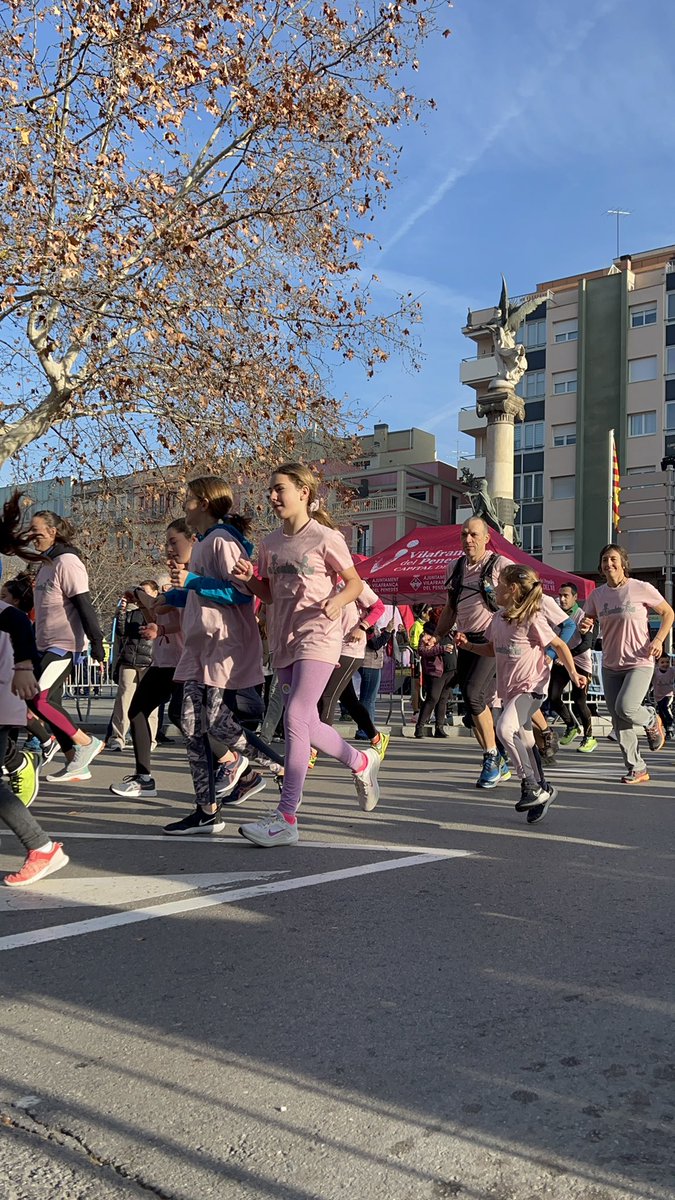 evacasan's tweet photo. Gran dia d’esport familiar a Vilafranca 🎉 Emociona i posa la pell de gallina veure les cares de felicitat de tants infants, adolescents i famílies 🫶 Gràcies a tothom per participar!!! I gràcies @infadimed @VilafrancaAj @COIBarcelona @icscat https://t.co/z8GpJtplj2