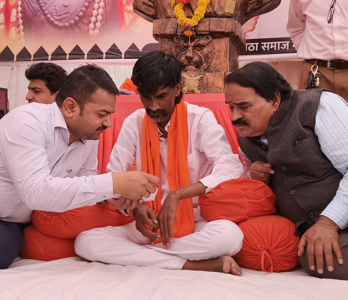 AuthorVishwas's tweet photo. औरंगाबाद जिल्ह्यात #कुणबी_मराठे  एकूण लोकसंख्येच्या ४०.६३ होते तर मुस्लिमांची संख्या 10.76% होती.    
             —#विश्वास_पाटील 

   ब्रिटिश सरकारने फेब्रुवारी 1881 मध्ये जो संपूर्ण हिंदुस्तानभर सेन्सस तथा जनगणना केली, त्यानुसार तेव्हाच्या औरंगाबाद जिल्ह्याची (आताचा जालना जिल्हा धरून) एकूण लोकसंख्या730,976 होती.त्यामध्ये ब्रिटिशांच्या अहवालानुसार प्रमुख जातींची लोकसंख्या खालील प्रमाणे होती.

    #कुणबी_मराठा एकूण 288,825 पैकी147542 पुरुष आणि141283 स्त्रिया,/

मुसलमान एकूण 78,688 पैकी पुरुष 39819 व स्त्रिया 38869,/

माळी एकूण 28,403 पैकी पुरुष 14430 व स्त्रिया 13973/

महार एकूण 65529 पैकी पुरुष 32635 आणि स्त्रिया 32894/

धनगर एकूण31931 पैकी पुरुष16210 व स्त्रिया15721 अशी एकूण लोकसंख्या ब्रिटिशांनी 1884 मध्ये जे गॅझेट प्रसिद्ध केले त्यानुसार आढळते. याशिवाय इतर जातींची व व्यवसायिकांची लोकसंख्या खालील प्रमाणे
मांग 9685 पुरुष व9432 स्त्रिया/
बंजारा पुरुष 7258आणि6688 स्त्रिया/ 
सोनार 3829 पुरुष व स्त्रिया 3580/
सुतार 3347पुरुष व 3212
/ लोहार पुरुष1822 व1658 स्त्रिया/
शिंपी1273 पुरुष व1265 स्त्रिया /
कुंभार2802 पुरुष व 2797
स्त्रिया /
तेली 5853पुरुष व 5603 स्त्रिया/
साळी पुरुष1311 व स्त्रिया 1287/
बुरुड पुरुष115 व130/ढोर पुरुष 826 व 818 स्त्रिया/
 चांभार 5496 पुरुष व स्त्रिया 5315/ 
भिल्ल पुरुष 3565 व3584 स्त्रिया/
वडार पुरुष 667 व स्त्रिया 588/
तसेच ब्राह्मण पुरुष 15027 व स्त्रिया 13464,
ख्रिश्चन पुरुष165 व 141स्त्रिया/ पारशी पुरुष 51 व 34 स्त्रिया.

   सर्वात महत्त्वाची गोष्ट म्हणजे 1884 च्या आधी सुद्धा डॉक्टर  ब्रॅडले आणि कंपनीने 1840 च्या दरम्यान एक सर्वे केला होता. ब्रिटिशांनी म्हटल्याप्रमाणे तो एका ब्रिटिश कंपनीने केलेला सर्वे सुद्धा सत्याच्या जवळपास जाणार होता. जुलै १८८४ मध्ये ब्रिटिशांनी हैदराबादहून #औरंगाबाद जिल्ह्याचे  गॅझेटटियर प्रकाशित केले आहे त्यानुसार त्यांनी सुद्धा ब्रेडले साहेबांच्या कागदपत्रांचा चांगला उपयोग करून घेतलेला आहे. माझ्या मते या संदर्भातील महत्त्वाची कागदपत्रे सेंसेसचे  जे #दिल्ली येथे मुख्य कार्यालय आहे तेथे मिळायलाच हवीत.

   1884 च्या ब्रिटिशांच्या ह्या गॅझेटमध्ये पान क्रमांक 265 वर असे म्हटलेले आहे की, the kunbis comprise about 40.63% of the whole inhabitants and are from the main body of the agriculture population. The term #kunbi  has been sometimes applied to husbandmen (म्हणजे पशुपालक) in general but in reality it is a caste of #Marathas the members of which are by hereditary  #farmers and tillars of the soil  असे म्हटले आहे.

     थोडक्यात ब्रिटिशांनी शास्त्रशुद्धरित्या संपूर्ण देशभर हिंदुस्तानभर जो सर्वे केला होता. जो सर्व जाती-जमातीचा धर्मांचा व व्यावसायिकांचा सुद्धा होता. त्यानुसार आजच्या औरंगाबाद व जालना जिल्ह्यातील 40% हून अधिक लोक हे कुणबी  होते. त्यामुळे त्यांचे तेवढे लोकसंख्येच्या प्रमाणात आजही प्रमाण आढळयलाच हवे.

     #मराठवाडा विभागामध्ये औरंगाबाद सोडून इतर जिल्ह्यांमध्ये सुद्धा याच पद्धतीने थोडीफार जनसंख्या असायला हवी. मी अगदी हैदराबाद येथेच सुद्धा जाऊन तिथल्या दप्तरखान्यातून शोध घेतला.  परंतु आता आंध्र प्रदेशाचे दोन तुकडे झालेले आहेत. पूर्वीचे रेकॉर्ड एका जागी नाही. त्यामुळे प्रयत्न करूनही मला मराठवाड्यातील इतर जिल्ह्यांचे ब्रिटिश #गॅझेटियर मिळालेले नाहीत.
   मात्र औरंगाबाद व जालन्याची परिस्थिती लक्षात घेता, ब्रिटिशांच्या नोंदीनुसार  मराठवाड्याच्या इतर जिल्ह्यातून  सुद्धा बहुसंख्येने कुणब्यांच्या नोंदी आढळयलाच हव्यात.
    गेल्या दोन अडीचशे वर्षात मराठवाड्यातील जनतेने मोठ्या प्रमाणावर स्थलांतर केलेले नाही. एखादा महायुद्धाचा हिरोशिमा नागासाकी सारखा प्रकारही इकडे घडलेला नाही. त्यामुळे मोठ्या प्रमाणावर स्थलांतर होण्याचा प्रश्नच उद्भवत नाही. म्हणूनच अद्यापी गाववार आढावा घेतल्यास कुणब्यांच्या  अनेक नोंदी आढळतील असे माझे स्पष्ट मत आहे.

#KunbiInMaharashtra #kunbi #vishwaspatil #MarathaAandolan #maratha #kunbimaratha #shivajimaharaj #Maharashtra