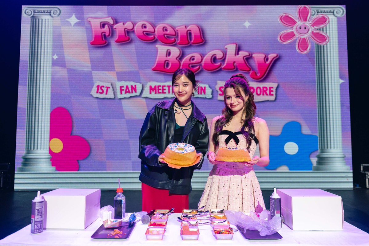 SECRET_Styled's tweet photo. เต็มทุกที่นั่ง! "ฟรีน-เบ็คกี้" สุดตื่นเต้น ที่ได้ไปเจอกับแฟนชาวสิงคโปร์ ในงาน "FreenBecky 1st Fan Meeting in Singapore"
.
📍อ่านต่อ : https://t.co/B4qw9UZM8v
.
#FreenBecky1stFMSG #FreenBecky
#IdolFactory #DoConcert #IMCLiveGlobal #KKLIVE
#SecretNews94 https://t.co/ZJ9IGGrVNp