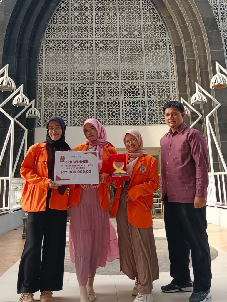 schmudotid's tweet photo. Tim UAD Raih Juara III dalam Lomba Bisnis Plan Internasional https://t.co/rvQyhrD5AD https://t.co/Zv8BtwVnFb