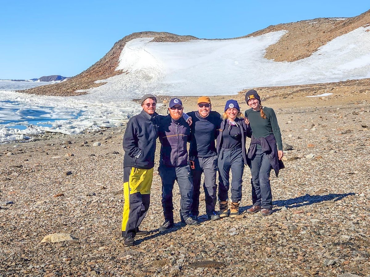 The SAEF team enjoying a sunny day at the beach in the Bunger Hills. 😎 This was no lazy day on the sand, the team were hard at work collecting samples and data. 📊🪨🌿 They report it was still a bit cold for a swim in the frozen ocean. 🥶 ➡️ arcsaef.com/denman-terrest…