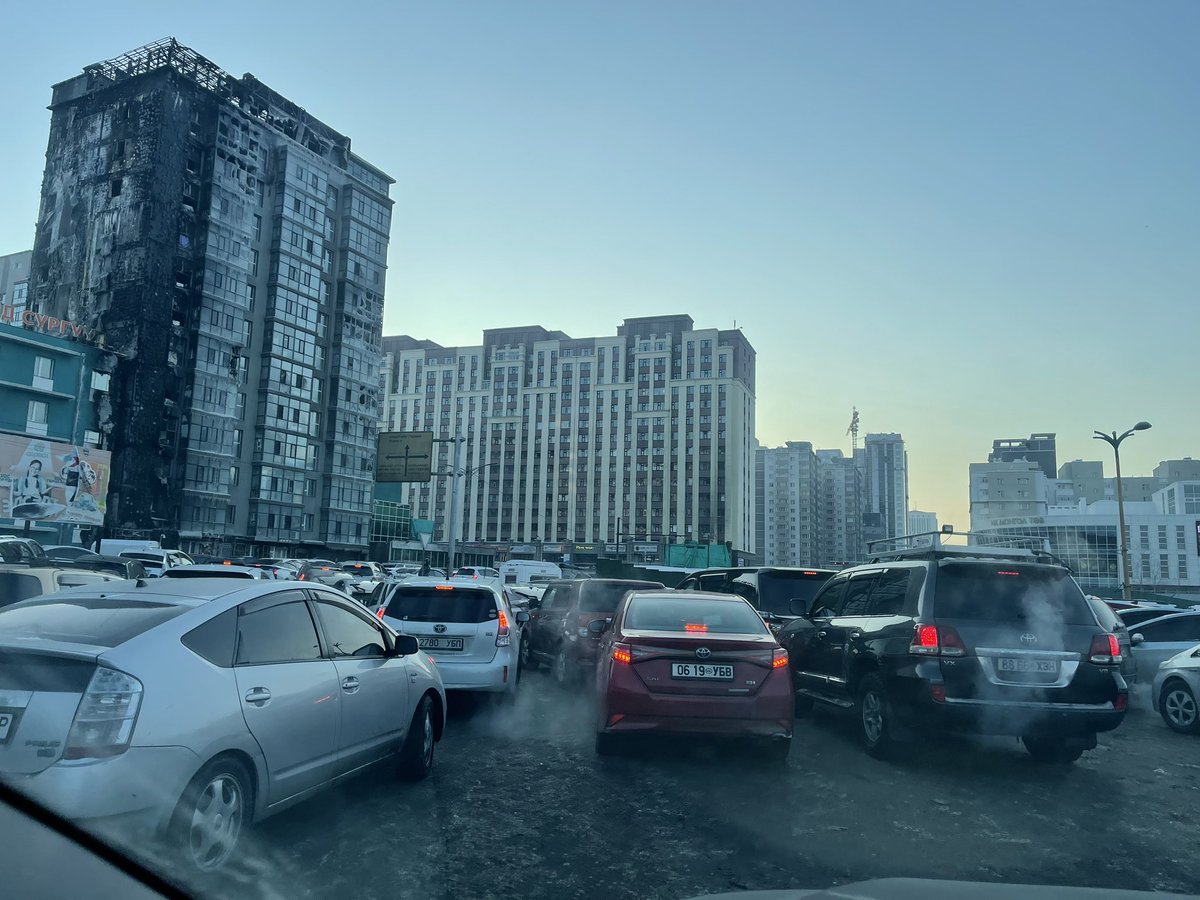 Энэ Дүнжингараваас гарах гэж бөөн түгжрэл. Тэр хашааг буулгаж гарц гаргаачээ. Ямар хүний эрх ашиг ийм давуу байдгийн бэ. Үнэхээр ард түмнийг тамлан зовоох юмаа. Захаас гарах гэж алаан болжийшт. 😡😡😡