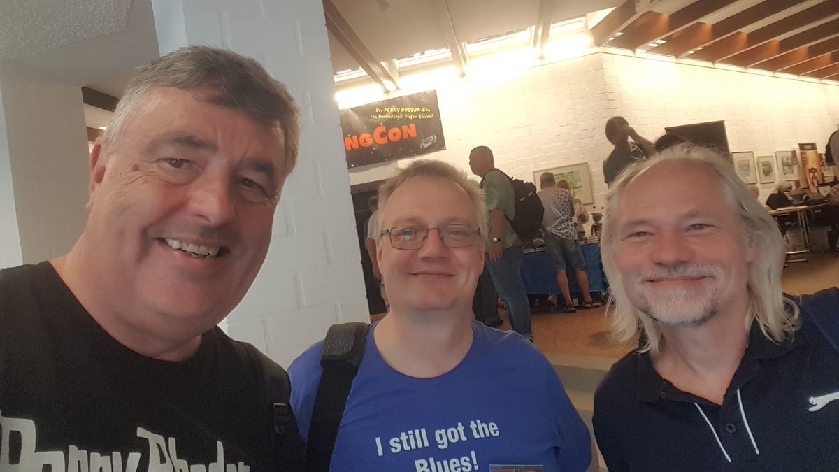 RaketenheftL's tweet photo. Schöne Erinnerung an den Perry Rhodan Garching Con im letzten Jahr. Hier ein Foto mit @vhoff und @hydorgol .
Eine tolle Veranstaltung, die hoffentlich 2025 wieder stattfinden wird. #perryrhodan #Twitterbande https://t.co/yqiBPQ2wA4