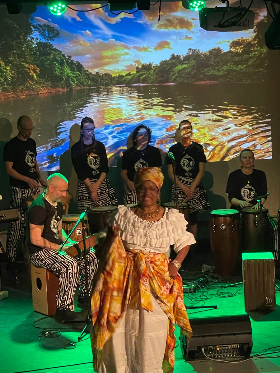 AmanhaBanda's tweet photo. Photos du dernier spectacle à @mptvictorjara
#marnelavallee #percussions #tambour #concert #voyage #musiquedumonde #batucada #bateria #congas #handpan #harpe #kora #musiqueactuelle https://t.co/RG3fPqxE9J