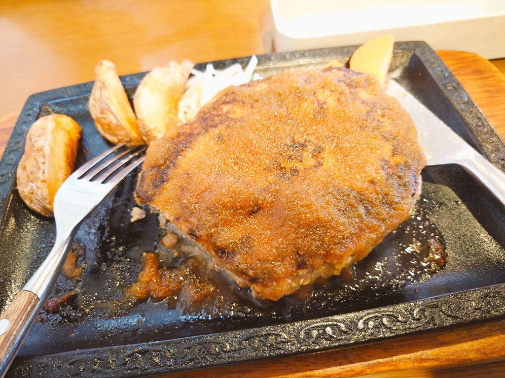 machines20171's tweet photo. 【VAN-B】
本日のランチはVAN-Bさんの
『ジャンボハンバーグ』
ガーリック醤油ソースで!
レオは
『チキンステーキ』
特製味噌ソースで!
出てきたハンバーグ名前に負けないジャンボさでしたw
早く食べたくて写真撮る前に一口食べてしまうという笑
満腹幸福ゴチソ━(人>▽<。)━サマッ
#VANB https://t.co/8YCXn94Y2l