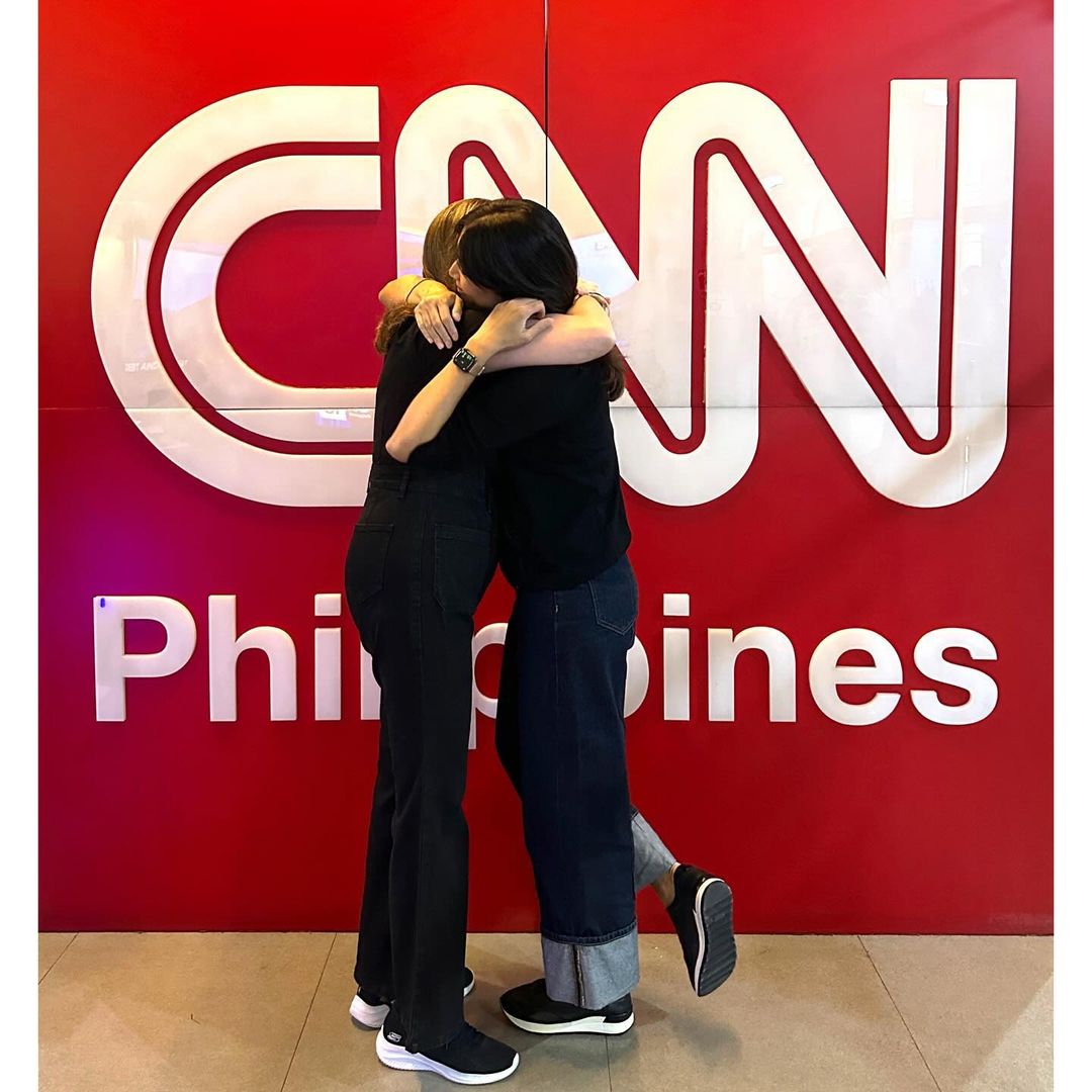 ABSCBNNews's tweet photo. Mahigpit na yakap 🥺❤🤍

Naging madamdamin ang pamamalaam ng mga beteranong broadcast journalists na sina Pinky Webb at Pia Hontiveros-Pagkalinawan nitong Lunes matapos ianunsyo ng news media outlet na CNN Philippines ang pagsasara nito.

(📷: Pinky Webb, Instagram)

BASAHIN: https://t.co/AOFPIyvGyi