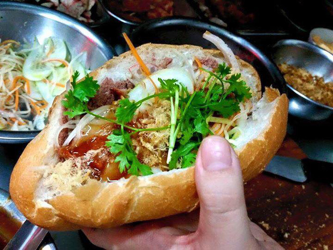 yookad's tweet photo. I can eat "banh mi" all day  😁
#vietnamese #food #streetfood https://t.co/4samBnJ0tu