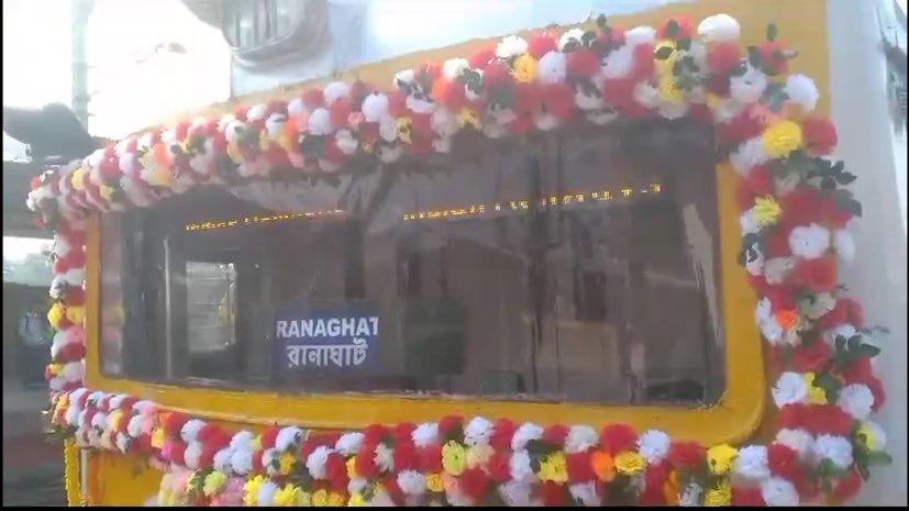 bengalwithrohit's tweet photo. Eastern Railway introduces the first-ever #FirstClassCoach on the #Sealdah to #Ranaghat Ladies Special Train! This marks a historic moment for the railway, as it is the first time such a coach has been introduced in the region. The maximum fare is 110rs & minimum fare is 25rs. https://t.co/2hTUdta72O