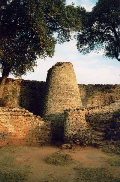 afromorphism's tweet photo. Great Zimbabwe Ruins

📍 Zimbabwe. 

This historical architectural landmark, built between the 11th and 15th centuries, served as the capital of the Kingdom of Zimbabwe. Comprising stone structures without mortar, the site reflects advanced engineering and artistic skill. https://t.co/jG6Z92yScO