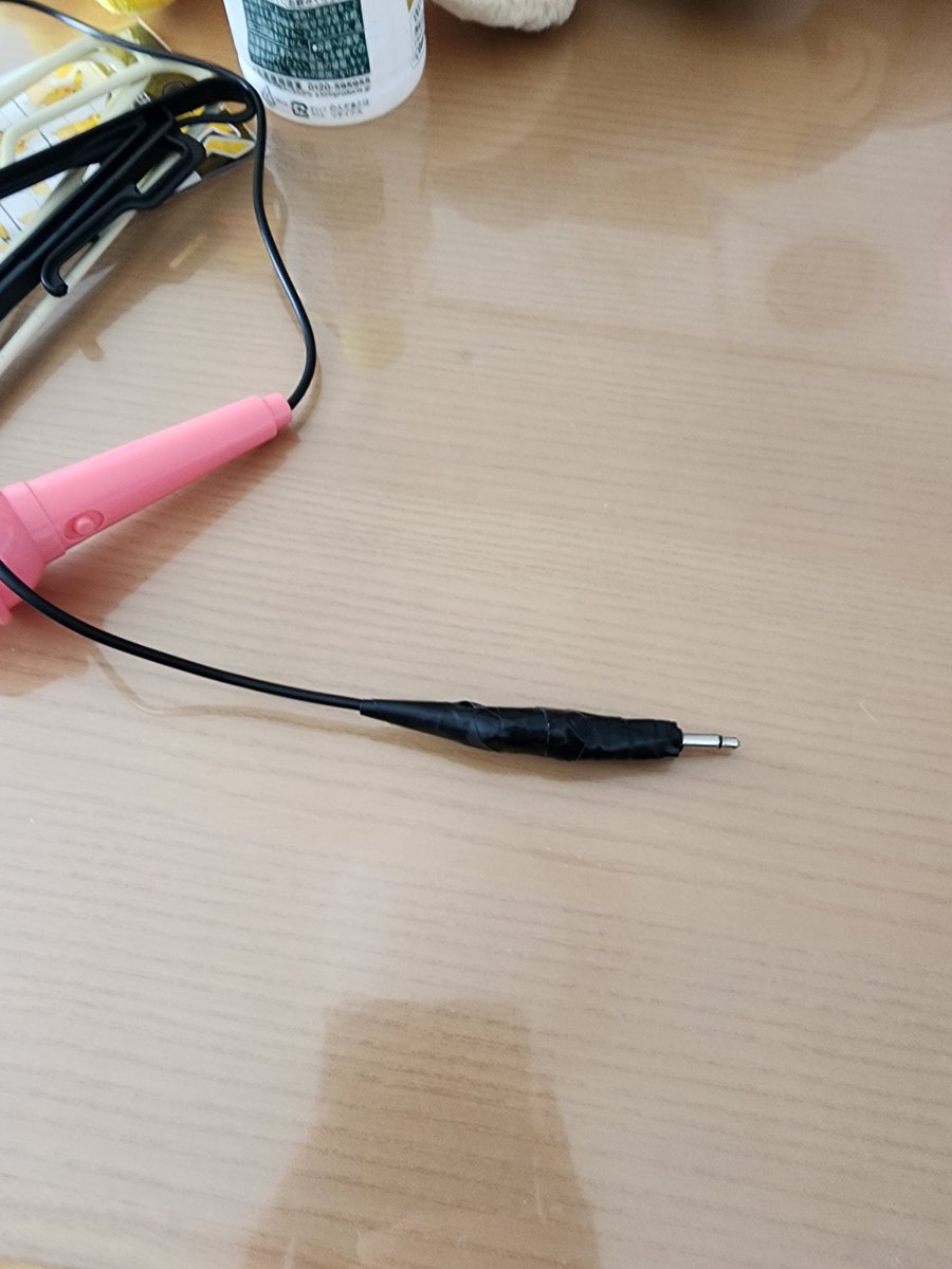zeheru07's tweet photo. 朝起きたらテーブルに配線をうさぎ様に食いちぎられた玩具のマイクが転がってたので圧着修理。 https://t.co/IJUtDi3mRM