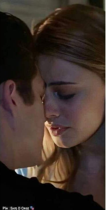 سانس سانس قربتیں ہیں
 بات بات دُوریاں 
تیرے میرے درمیاں 
یہ رابطے عجیب ہیں