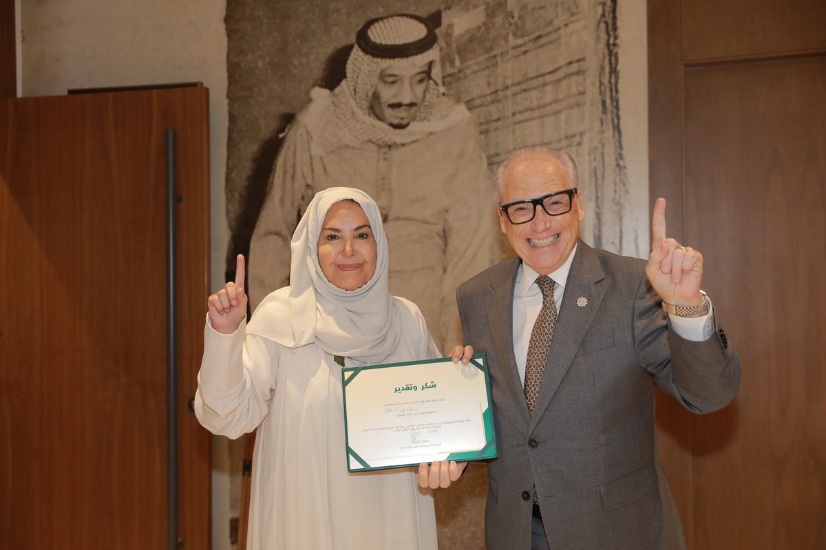 DGDA_SA's tweet photo. كرّم جيري إنزيريلو، الرئيس التنفيذي لـ #بوابة_الدرعية الدكتورة إيمان العيسى؛ تقديرًا لإسهاماتها وجهودها المشهودة في التوثيق المحلي؛ وعرفانًا لما قدمته من دعم وجهد على المستوى الثقافي والتاريخي للدرعية، مهد انطلاقة الدولة السعودية الأولى. https://t.co/j01m7aLwZ6