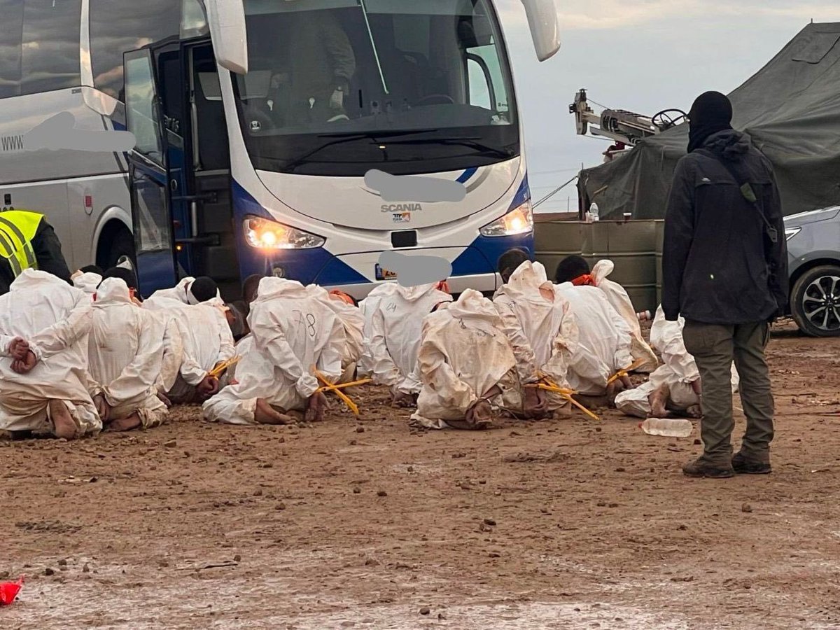 İşgalci askerlerin tutukladığı Gazzelileri ne hale sokuyorlar bir bakın!! yalın ayak, ince kıyafet ve bağlı eller ve gözler, havalar soğuk ve yağmurlar saatlerce aynı şekilde oturmaya zorluyorlar üstelik darp ve işkence!! bu insanları kimse konuşmuyor yüzlerce kişi tutuklanmış…