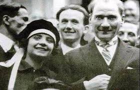 TCAyla35's tweet photo. Türkiye'nin ilk kadın avukatı Süreyya Ağaoğlu'dur. 1925 yılında İstanbul Üniversitesi Hukuk Fakültesini bitirir. Ankara'ya ailesinin yanına döner. Bir arkadaşı ile birlikte adalet bakanlığında staja başlar. Fakat bir sorunları vardır, öğle yemeği. Evleri bakanlığa uzaktır ve oraya gidemezler. Türkiye'nin bu ilk kadın avukatları ilk günler peynir ekmek ile öğle yemeklerini idare ederler. Fakat sonsuza dek peynir ekmek yiyemeyecekleri için, dönemin basın yayın genel müdürü olan Ahmet Ağaoğluna giderler.
Öğle yemeklerini İstanbul lokantasında yemek için izin isterler. Babası Ahmet Ağaoğlu bunda bir sakınca görmeyerek izin verir. Aslında o zamanlar yemek yenebilecek tek bir lokanta vardır oda İstanbul lokantasıdır. Sadece milletvekillerinin yemek yedeği bu lokantada, kadınların o zamana kadar yemek yedeği görülmemiştir. İki arkadaş ertesi gün öğle yemeğinde lokantaya gidip küçük bir bölümde yemeklerini yerler. Ahmet Ağaoğlu ve kızını tanıdıkları için hiç kimse yüzlerine karşı bir şey söylemez fakat arkalarından konuşmalar başlar. Şikayetler aynı gün dönemin başbakanı Rauf Bey'e iletilir. Kendisi de Ahmet Ağaolunu arayarak durumu anlatır.

Süreyya o aksam eve geldiğin Ahmet Bey kızına: “Başbakan Rauf Bey seninle arkadaşının lokantada yemek yediğiniz ve herkesin bunu konuştuğunu anlattı. Artık öğle yemeklerine bana gelin.” der. Süreyya çok üzülmüştür ama yapacağı bir şey de yoktur.
Bir kaç gün sonra Atatürk ve eşi Latife hanım, Ahmet Ağaoğluna misafirliğe giderler. Sohbet sırasında bu konu açılınca Süreyya bütün açıklığıyla durumu Atatürk'e anlatır. Onun kendisini destekleyeceğini ve anlayacağını düşünmektedir. Atatürk, “babanın da Rauf beyinde hakkı var” der. Süreyya hayal kırılığı ile ertesi gün bakanlıktaki odasında çalışırken bir yetkili telaşla gelir. “Süreyya hazırlan paşa seni yemeğe götürecekmiş.” der.

Süreyya şaşkınlık ve acele ile kapını önüne çıkar. Yanında bir milletvekili ve yaveri ile arabada oturan Atatürk, “Latife bugün seni öğle yemeğine bekliyor” der. Süreyya sevinç ile arabaya biner. Otomobil İstanbul lokantasının önünden geçerken Atatürk şoföre durmasını söyler. Bozüyük milletvekili Salih Bey telaşla yanlarına gelir. Atatürk herkesin duyacağı şekilde yüksek sesle: “Bugün Süreyya'yı bize götürüyorum ama yarından sonra öğle yemeklerini burada, lokantada yiyecek!” der.

Süreyya ne olup bittiğini daha sonra Latife hanımdan öğrenir. Latife hanım: “Paşa dün akşam bu lokanta olayına çok sinirlendi. Babanı senin yanında ezmek istemediği için belli etmedi. Eve gelince bir kaç millet vekilini arayarak, yarın mutlaka eşleriyle birlikte İstanbul lokantasına öğle yemeğine gitmelerini söyledi.” der. Durumu anlayan Süreyya Ağaoğlu, ertesi gün arkadaşı ile İstanbul lokantasına gittiğinde bir kaç milletvekilinin ve eşlerinin ilk kez orada olduklarını görür.
Atatürk ve Türkiye'nin ilk kadın avukatı Süreyya Ağaoğlu, kadınlarında tıpkı erkekler gibi bir lokantada yemek yiyebilmesine öncülük etmişlerdir.