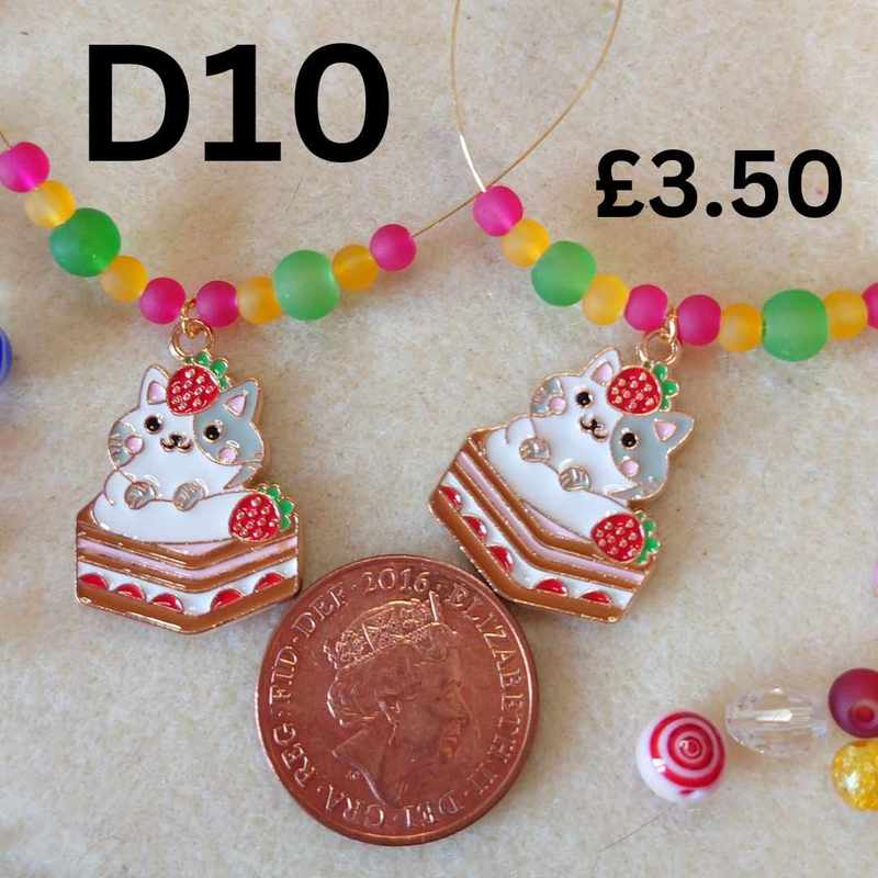 This is a gorgeous unique set of Kawaii inspired 'cat with cake' spangles by The Spangled Bobbin which are supported with coloured frosted glass beads

Find these in their #ConsciousCrafties shop here consciouscrafties.com/handmade-gifts…

#SBS #SBSWinners #HandmadeGifts #Spangles #LaceMaking