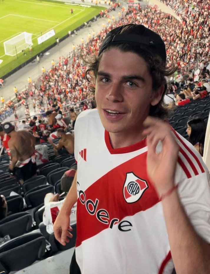 slyooona's tweet photo. Buenas noches, y que vivan los hinchas de river ❤️🤍 https://t.co/dVcBS57UOK