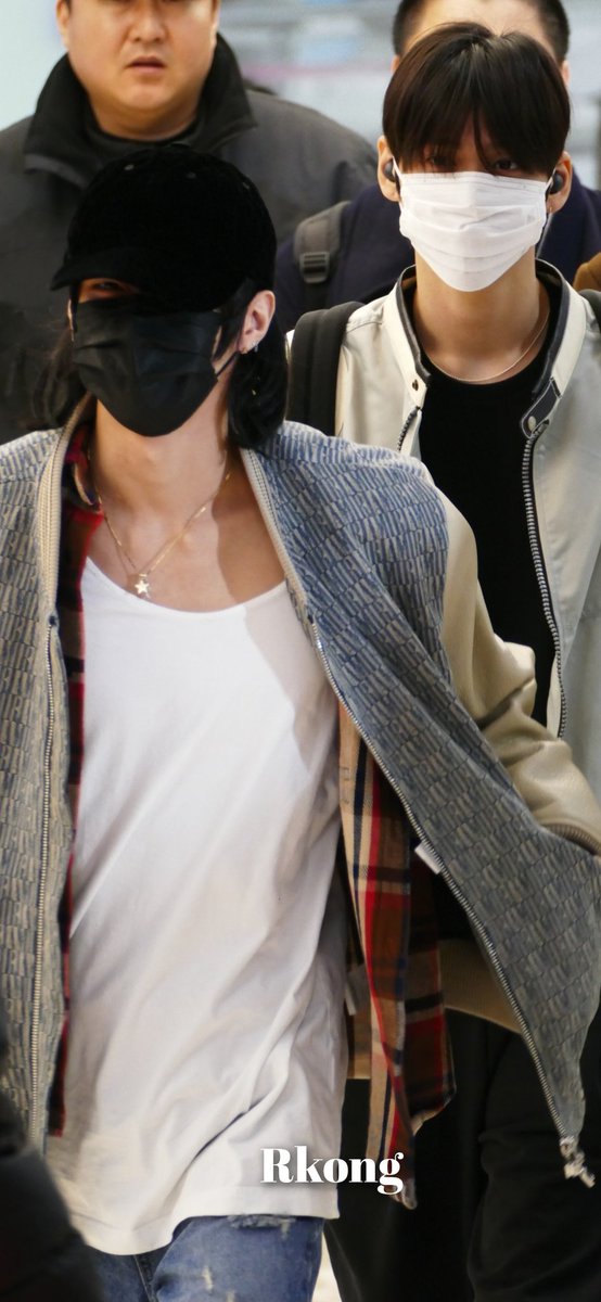 Rkong2023's tweet photo. 240129 라이즈 GMP 입국

빈아! 지금 겨울이야.
좋은일 있나. 마스크 속 미소가.

#WONBIN #EUNSEOK #원빈 #은석 #라이즈 #RIIZE https://t.co/BZNtZ2l10h