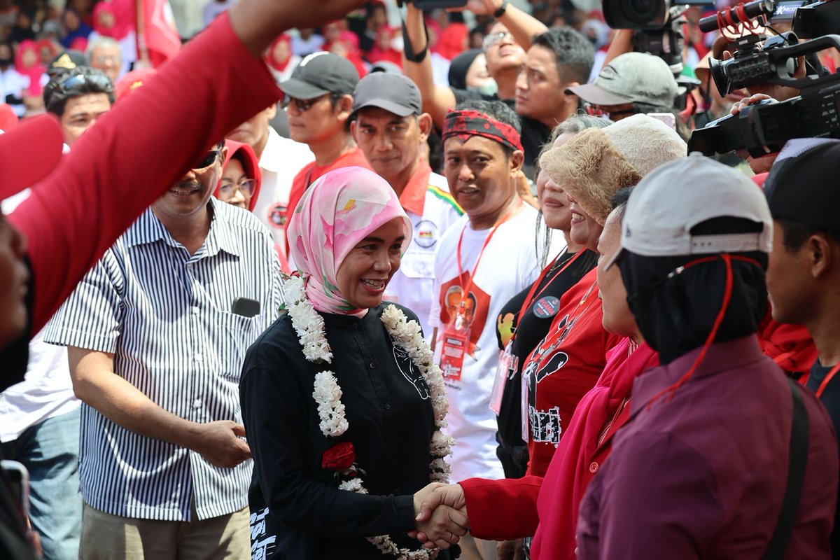 Atikoh Sapa Simpatisan dan Relawan Ganjar-Mahfud di Nganjuk Perempuan 52 tahun itu juga membakar semangat para simpatisan. Atikoh meminta relawan tetap solid mendukung Ganjar Mahfud untuk Indonesia unggul 2024 #GanjarMahfud2024 #GanjarPresidenRakyat #KratonBersamaRakyat