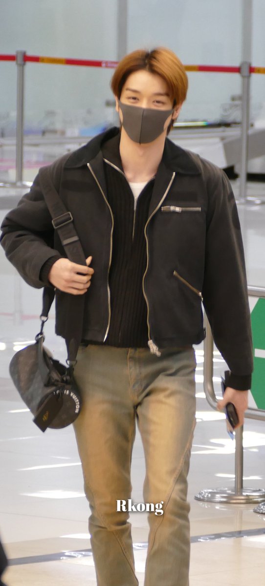 Rkong2023's tweet photo. 240129 라이즈 입국

혼자 미소 지으며 뒤늦게 입국하는 성찬이

#성찬 #SUNGCHAN #RIIZE #라이즈 https://t.co/T4Lrlb2akl