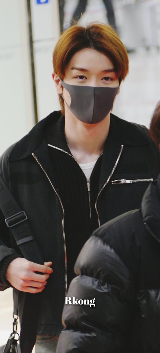 Rkong2023's tweet photo. 240129 라이즈 입국

혼자 미소 지으며 뒤늦게 입국하는 성찬이

#성찬 #SUNGCHAN #RIIZE #라이즈 https://t.co/T4Lrlb2akl