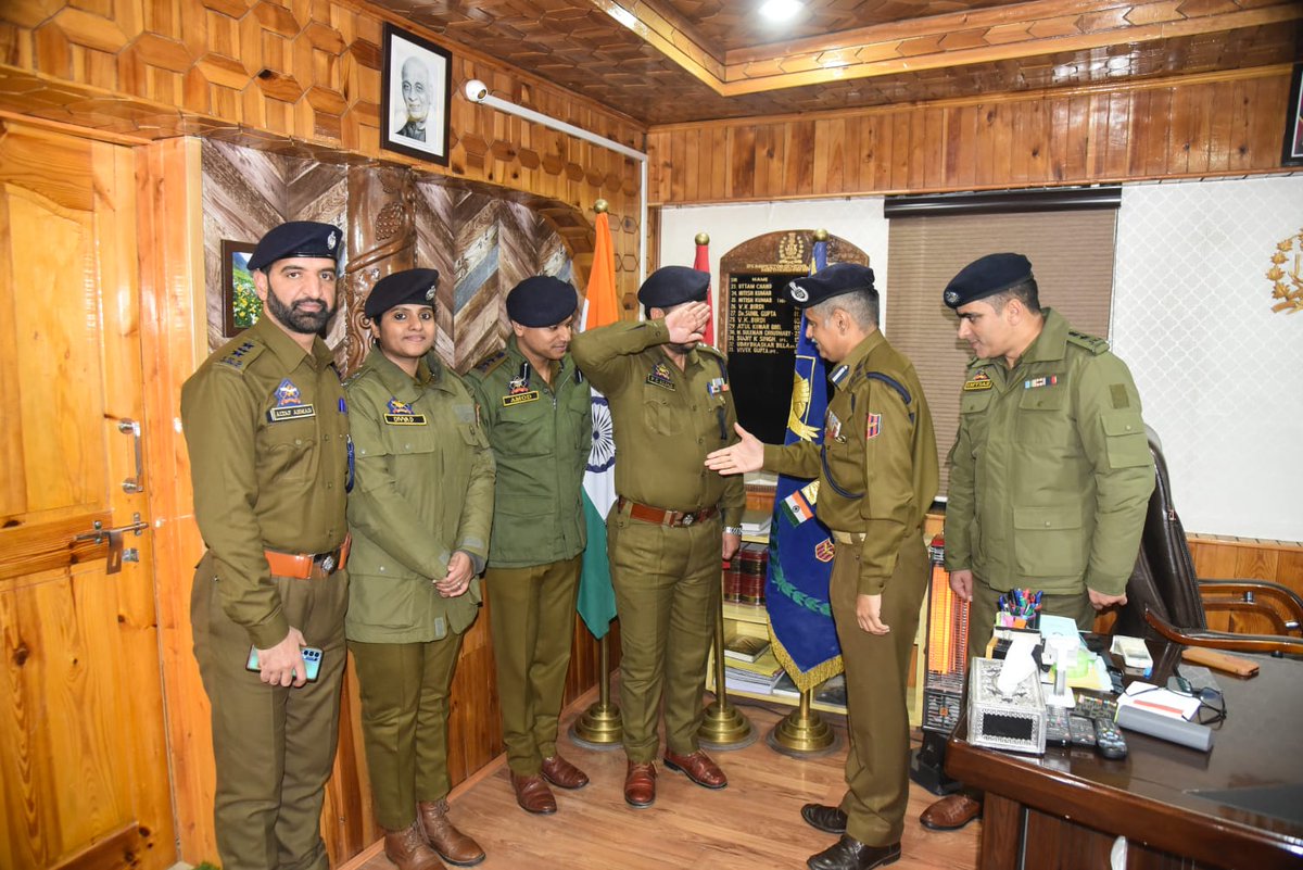 BaramullaPolice's tweet photo. DIG NKR Baramulla alongwith SSP Baramulla &amp; SP PD Sopore pinned rank to the newly promoted Superintendent of Police, Peerzada Aijaz Ahmad-JKPS of J&amp;K Police at RPHQ Baramulla.
@JmuKmrPolice
@KashmirPolice
@DIGBaramulla
@DCBaramulla
@Amod_India
@DivyaDev_ips https://t.co/Pd7chJ035G