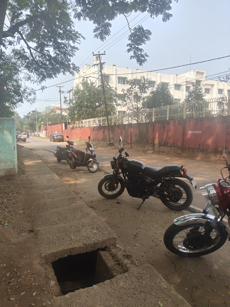 AskDebjyoti's tweet photo. This slab has broken since a year. Even after repeated complaints,there hasn't been any repair!
Location - Behind DSBM college,Near Road C,UNIT-8 https://t.co/KskD3LRtEK