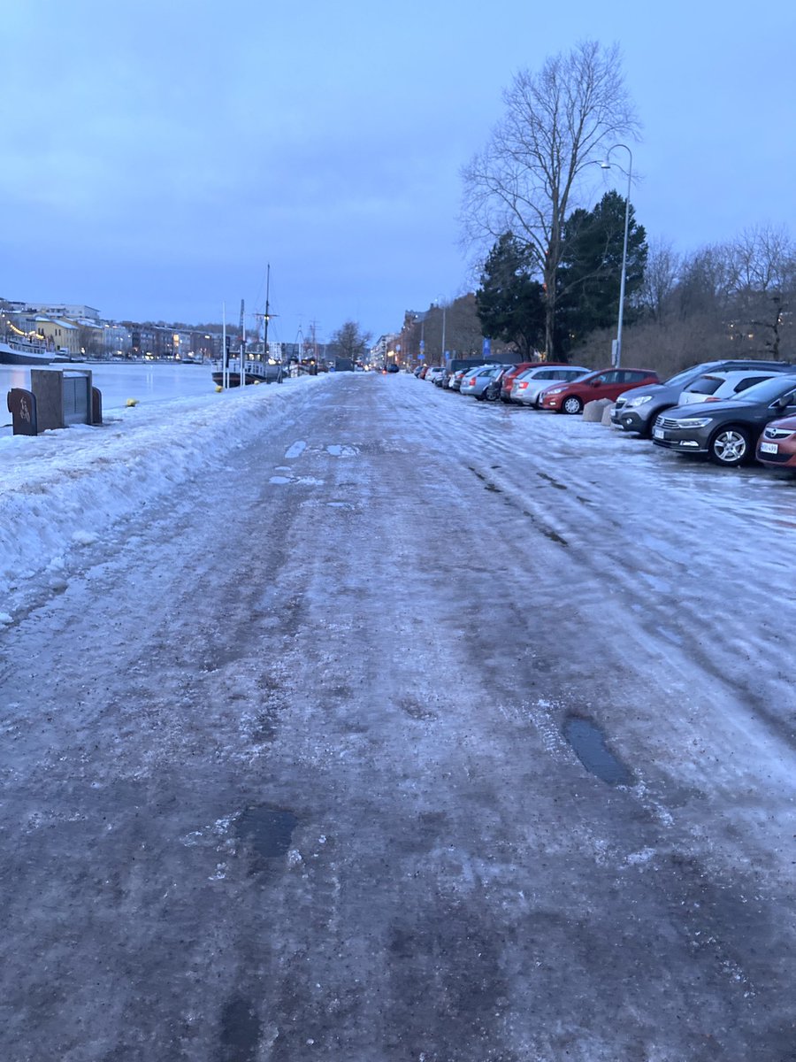 Skivirs's tweet photo. Ei ole kovin paljoa ole esitystä tapahtunut. Viikko on toki lyhyt aika ja kevätkin on tuloillaan.

#pääkallokeli #pyöräily #jalankulku https://t.co/ZNaXrQnLjD