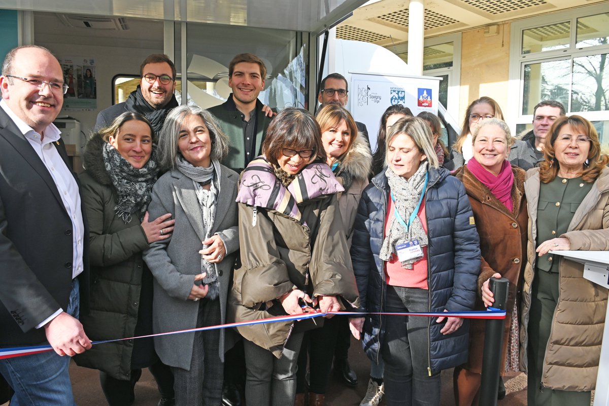 [PROX-E BUS] Samedi, <a href="/bvermilletpm/">Brigitte Vermillet</a> , <a href="/alexisteillet/">Alexis Teillet</a>, Florian Gallant, ont inauguré le Prox-E Bus
Ce bus itinérant « France services Mobile » accompagne gratuitement et sans-rendez-vous les habitants des 3 villes partenaires dans leurs démarches administratives en ligne.