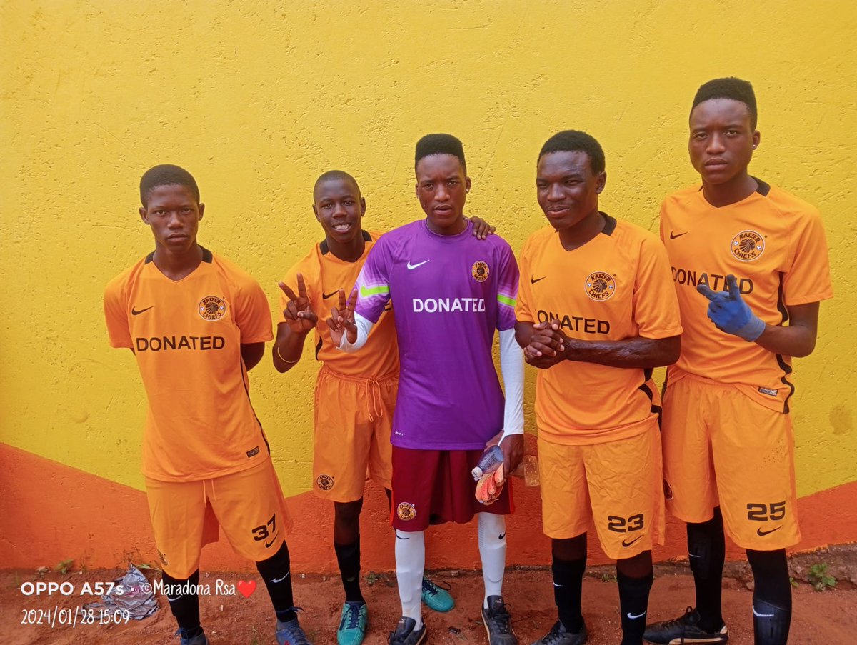 Yesterday the boys were wearing the new soccerkit that was donated to us by @KaizerChiefs at our super league game.🔥🔥🔥🔥🙌❤..we played a 1 all draw we are on position 3 looking to gain promotion .....

@alfavina
@UncappedLekoko